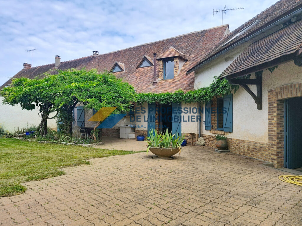 Longère de plus de 200 m2 sans travaux avec piscine et grang